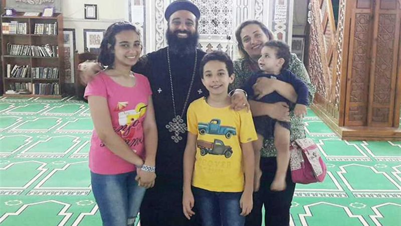 كاهن من داخل مسجد: