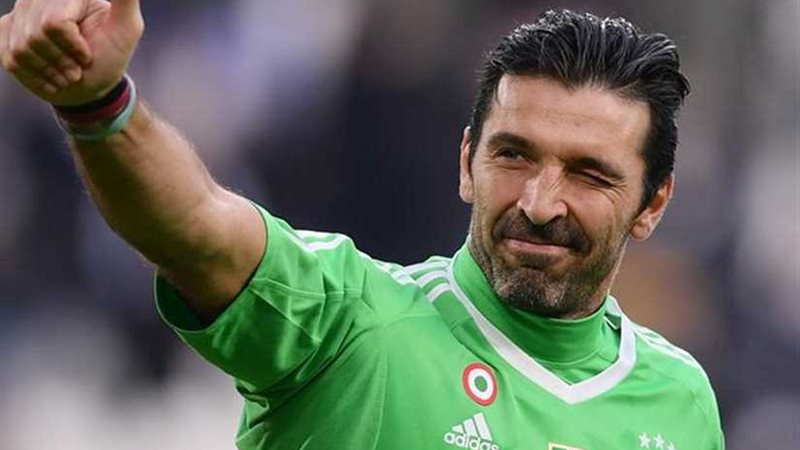 برشلونة يدرس التعاقد