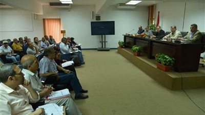 محافظ أسيوط يعقد اجتماعًا لمناقشة الانتهاء من الخطة الاستثمارية