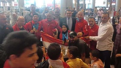منتخب مصر لرفع الأثقال يصل القاهرة بعد حصده 5 ميداليات ذهبية ببطولة العالم