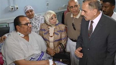 محافظ أسيوط يزور عضو لجنة الإدارة بامتحانات الثانوية العامة بالمستشفى الجامعي إثر إصابته في حادث سير