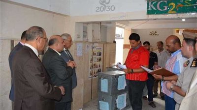 محافظ الدقهلية يتابع توزيع أسئلة امتحانات الثانوية العامة على اللجان