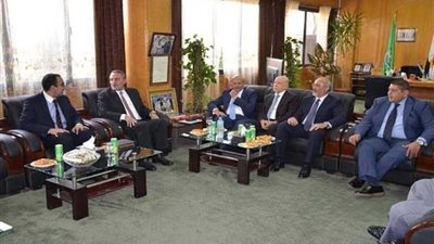 محافظ الإسماعيلية يحسم مشكلة أرض الملابس الجاهزة