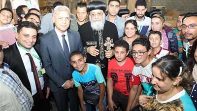 أطفال وشباب المنوفية يلتقطون الصور التذكارية مع البابا تواضروس الثاني