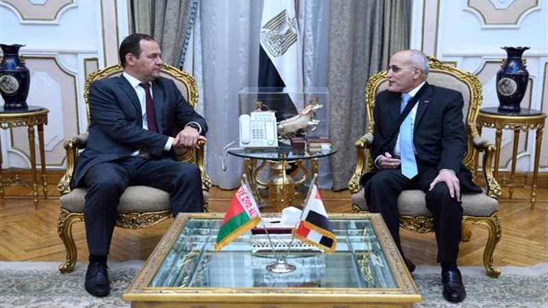 العصار ورومان يعقدان