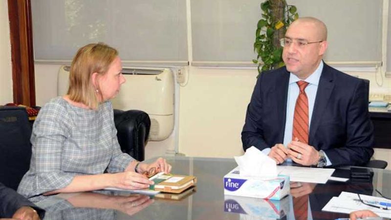 وزير الإسكان يلتقي