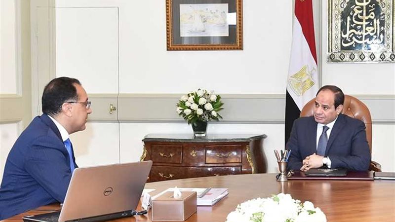 الرئيس يستعرض مع