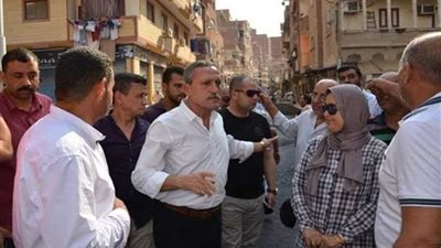 محافظ الإسماعيلية يتفقد أعمال رصف الشوارع الداخلية بحي ثان ونطاق منطقة الاستاد