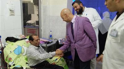 مدير صحة الشرقية يوزع الحلوى ابتهاجًا بإنجاب مولود لمريضة الغسيل الكلوي بديرب نجم