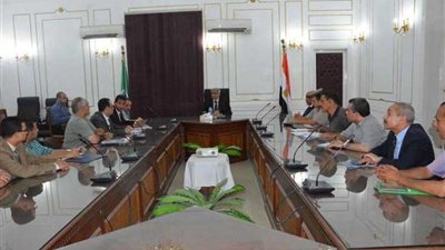 محافظ المنيا يوجه بربط صرف الحوافز بالإنتاجية بمشروع النقل الجماعي