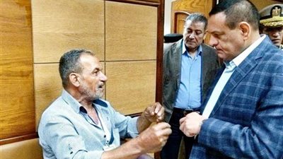 محافظ البحيرة يستجيب لطلبات 35 مواطنًا في لقائه الدوري