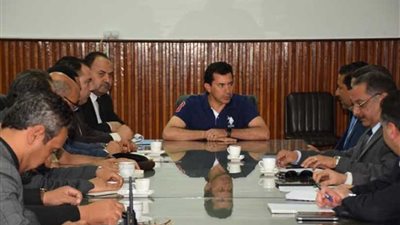 وزير الرياضة يجتمع بفريق غرفة العمليات المركزية للأمم الإفريقية
