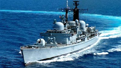 الأسطول البريطاني: نحن على علم بحادث في خليج عمان.. ونتابع الموقف