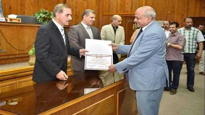 محافظ أسيوط يكرم مدير منطقة هيئة الأبنية التعليمية وبعض المتميزين بدورات التنمية المحلية بسقارة