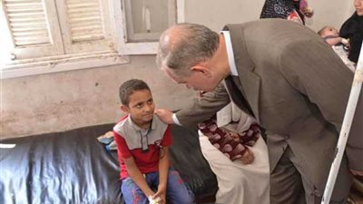 محافظ أسيوط يزور مستشفى ديروط للاطمئنان على المصابين بالتسمم.. صور