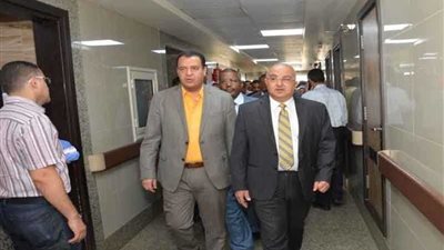 رئيس جامعة أسيوط يزور مدير المباحث الجنائية بمستشفى أسيوط