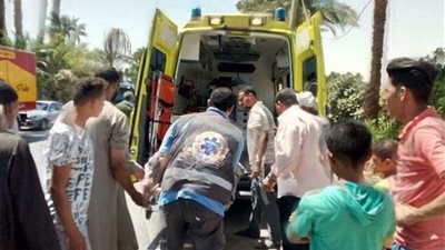 مصرع شخص وإصابة آخر في حادث تصادم سيارتين بمركز البداري.. (صور)