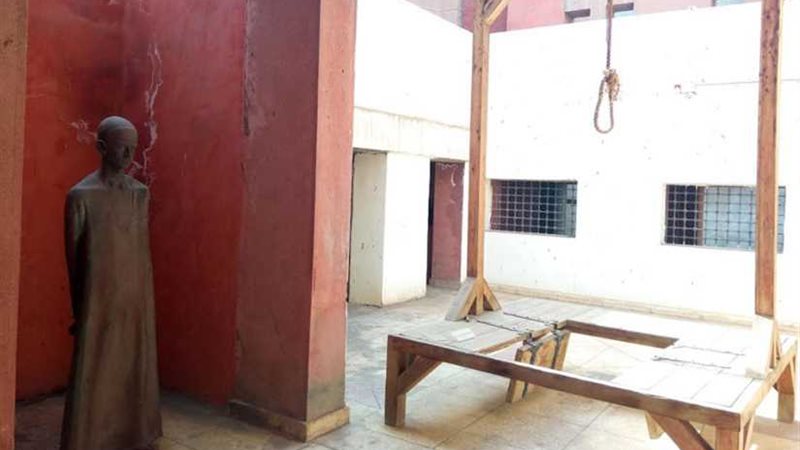 بـالتنورة والأعلام