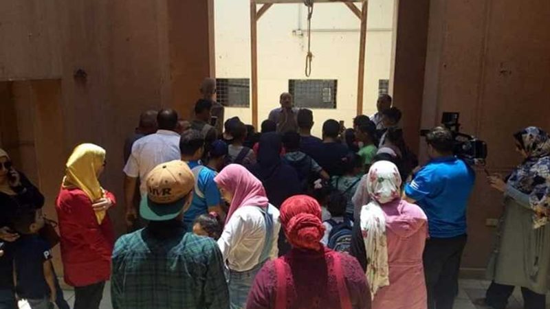 المئات يحتفلون بالعيد