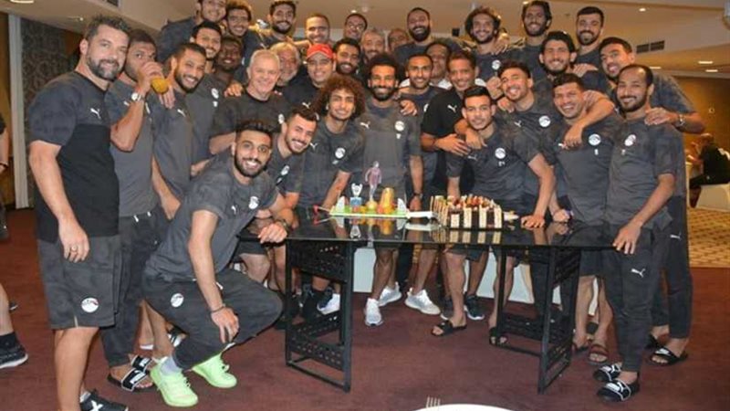 المنتخب يحتفل بـصلاحوالمحمدي..(صور)