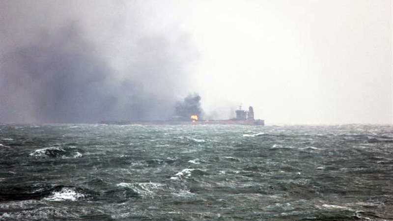 انفجارات تستهدف ناقلتي