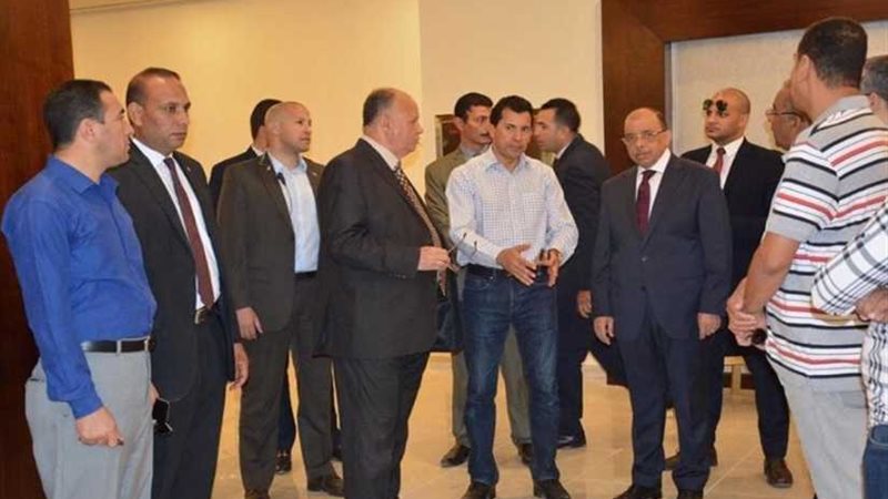 أشرف صبحي يتفقد استاد