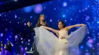 بالفيديو.. نانسي عجرم تغني مع طفلة من ذوي القدرات الخاصة في حفلها الأول بالسعودية