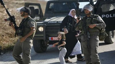 إصابة 34 فلسطينيا بنيران قوات الاحتلال الإسرائيلي على حدود غزة