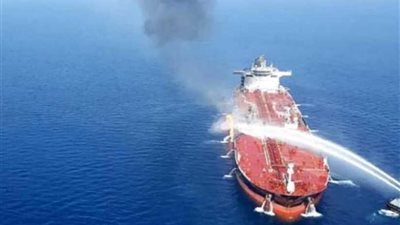 مسؤول أمريكي: زوارق إيرانية سريعة تمنع سحب ناقلة النفط النرويجية في خليج عمان