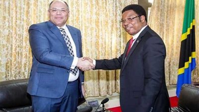 السفير المصري في دار السلام يلتقي رئيس الوزراء التنزاني