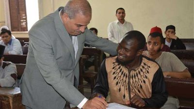 رئيس جامعة الأزهر يتفقد لجان الامتحانات بالدراسة