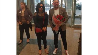 بالصور.. مانيش يصل القاهرة للمشاركة في دوري ساتوك بالأهلي