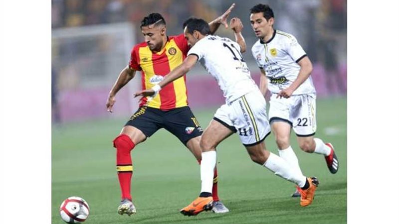 سيدة تدير مباراة