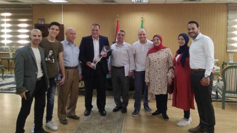 محافظ الشرقية يكرّم