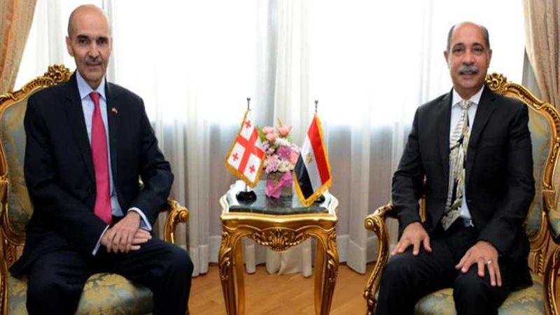 وزير الطيران يبحث