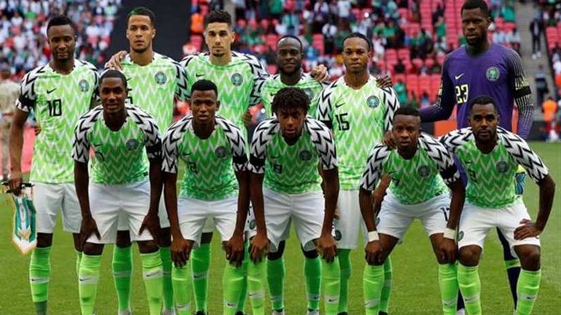 لاعبو نيجيريا يحتفلون