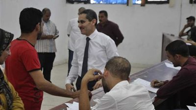 رئيس جامعة القناة يتفقد الامتحانات بكليات الألسن والطب البيطري والتجارة