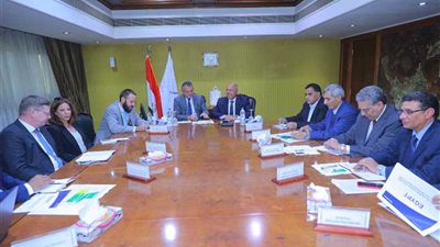 وزير النقل يبحث مع سفير النمسا بالقاهرة توريد 5 ماكينات صيانة وفحص للسكك الحديدية