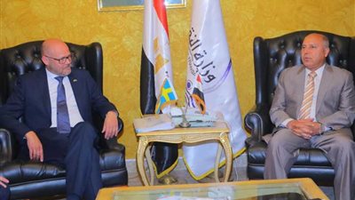 وزير النقل يبحث تطبيق نظام الحافلات السريعة على الطرق