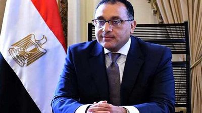 رئيس الوزراء يتفقد معرضاً لمنتجات الحرف اليدوية ومشروعات المدن الجديدة