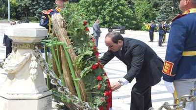 الرئيس السيسي يضع إكليلًا من الزهور على قبر الجندي المجهول بالعاصمة الرومانية 