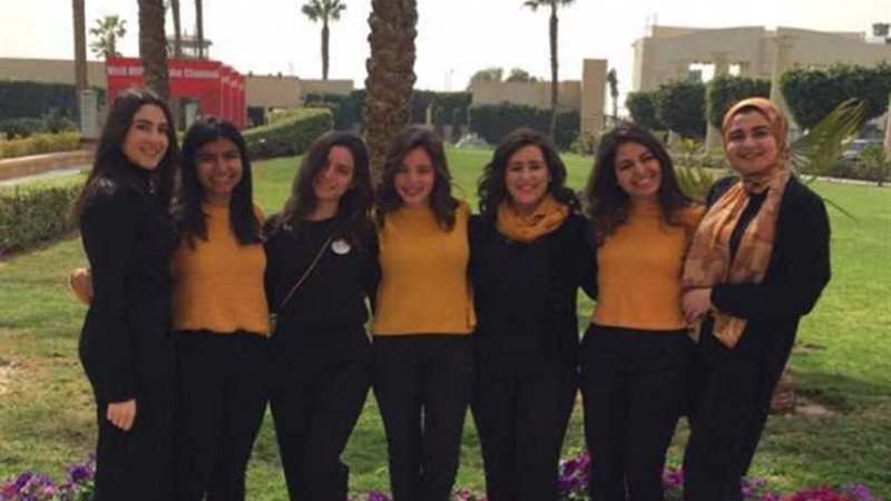 طلاب أعلام يطلقون