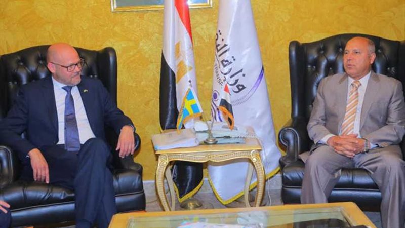 وزير النقل يبحث تطبيق