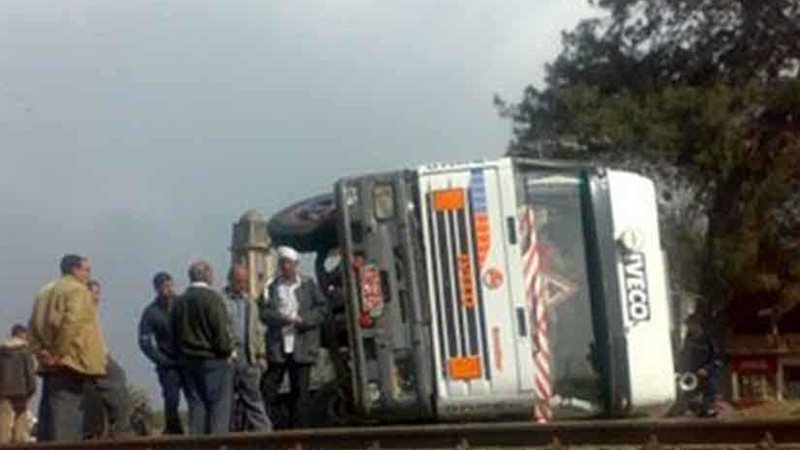 مصرع وإصابة 21 عاملا