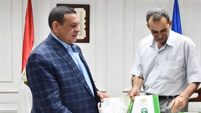 آمنة يتسلم نسخة من