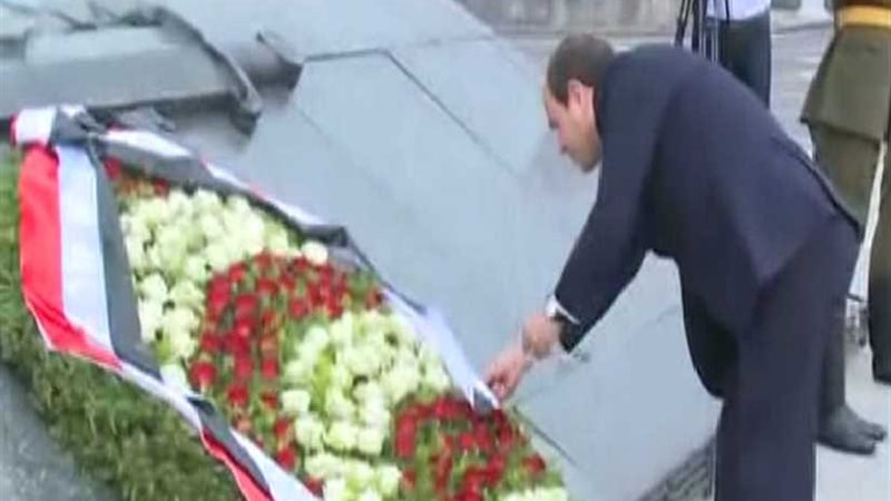 الرئيس السيسي يضع