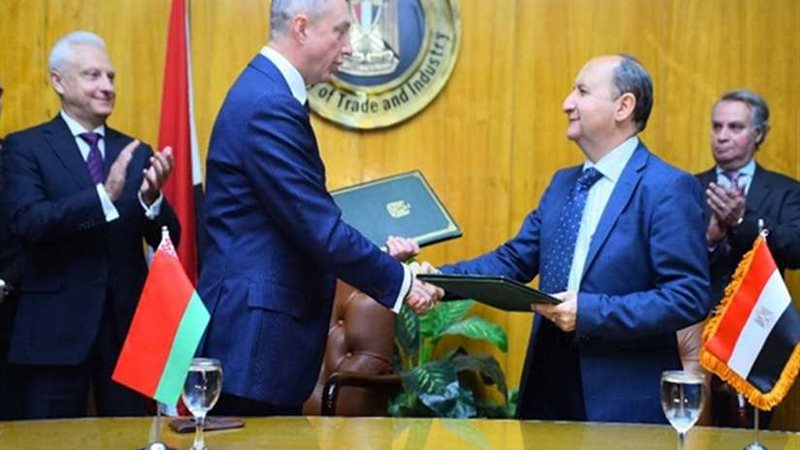 وزير الصناعة يبحث