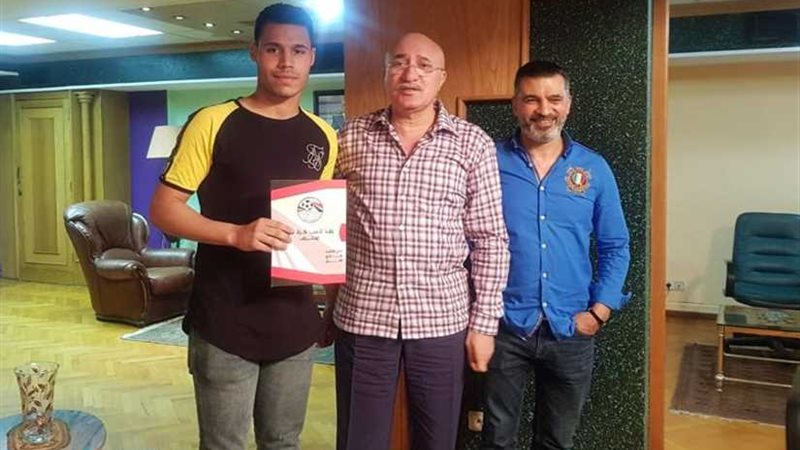 المصري يجدد عقد حارسي