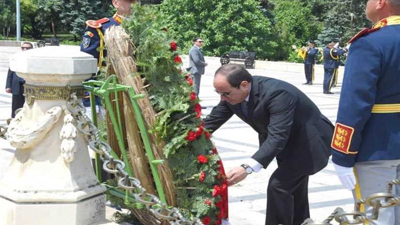 الرئيس السيسي يضع