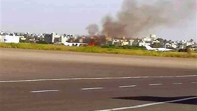 تصاعد النيران من مطار معيتيقة بطرابلس إثر استهدافه بالقذائف